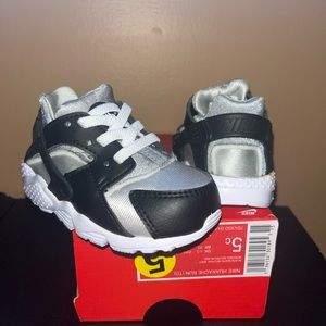 Black and White Size 5C Nike Huaraches